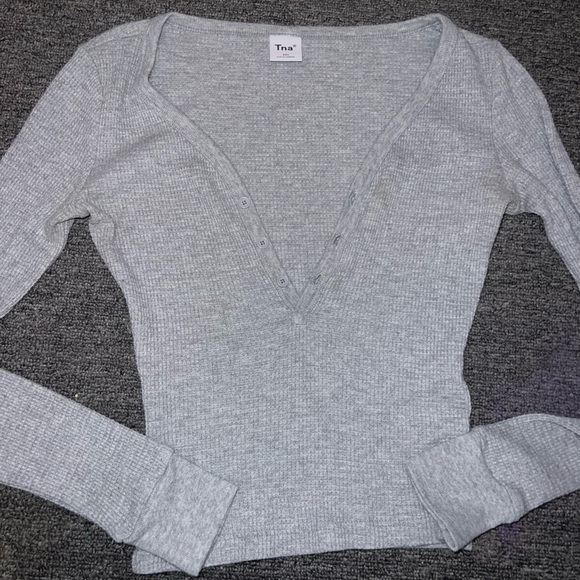 Aritzia TNA Long sleeve - Picture 2 of 3